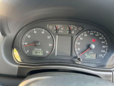 2011-Volkswagen-Polo-Vivo-14-Trendline-5-dr_8