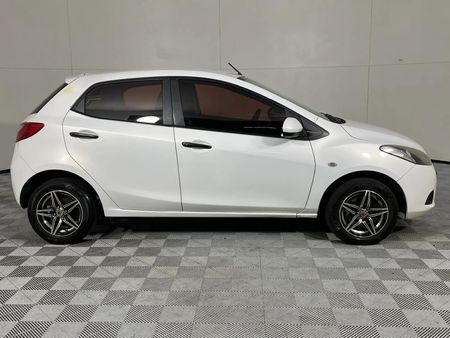 2010-Mazda-2-13-Active_11