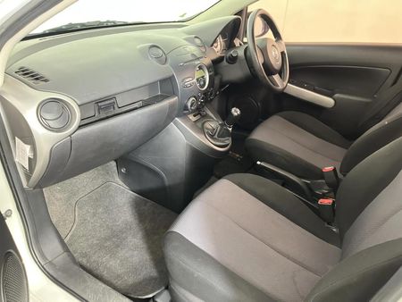 2010-Mazda-2-13-Active_7