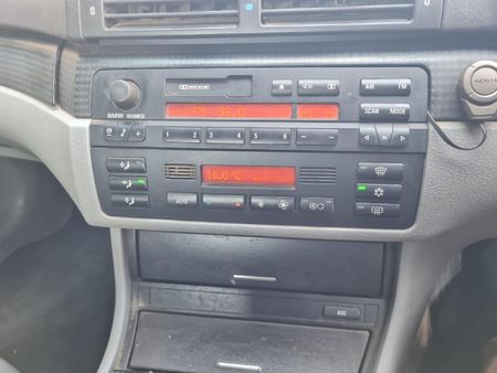 2002-BMW-3-Series-318i-Sport_10