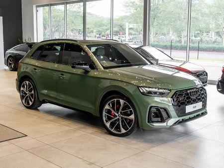 2025-Audi-SQ5-quattro-Auto-Black-Edition_0