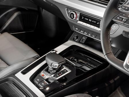 2025-Audi-SQ5-quattro-Auto-Black-Edition_9