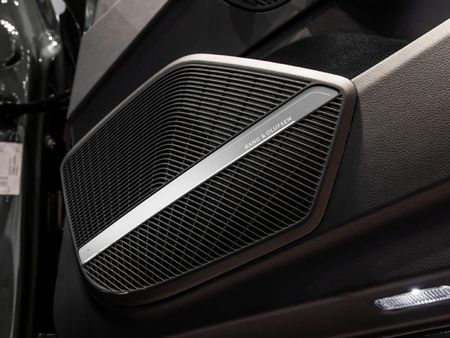 2025-Audi-SQ5-quattro-Auto-Black-Edition_10