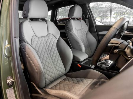 2025-Audi-SQ5-quattro-Auto-Black-Edition_11