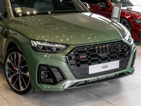 2025-Audi-SQ5-quattro-Auto-Black-Edition_2