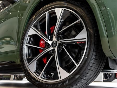 2025-Audi-SQ5-quattro-Auto-Black-Edition_7