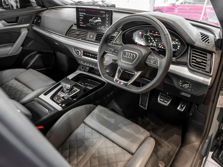 2025-Audi-SQ5-quattro-Auto-Black-Edition_8