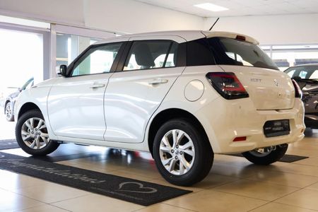 2025-Suzuki-Swift-12-GL_15