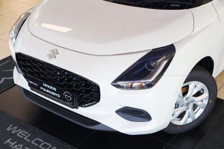 2025-Suzuki-Swift-12-GL_3