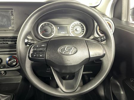 2022-Hyundai-Grand-i10-10-Motion_11