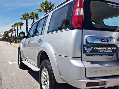 2011-Ford-Everest-30-TDCi-XLT_6