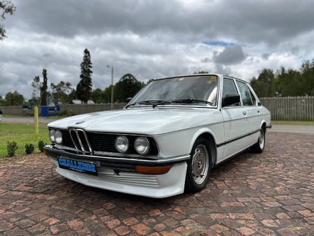 1982-BMW-5-Series-518i_2