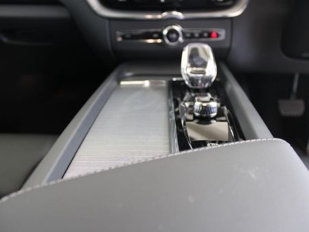 2025-Volvo-XC60-T8-Twin-Engine-Ultimate-Dark-AWD_11