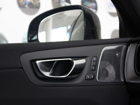 2025-Volvo-XC60-T8-Twin-Engine-Ultimate-Dark-AWD_14