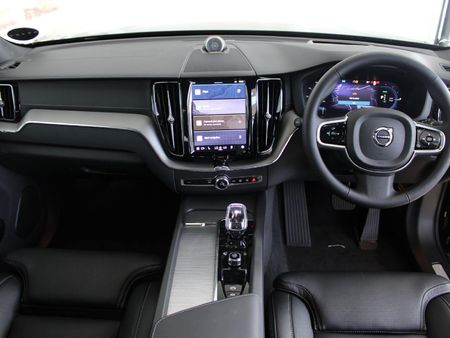 2025-Volvo-XC60-T8-Twin-Engine-Ultimate-Dark-AWD_17