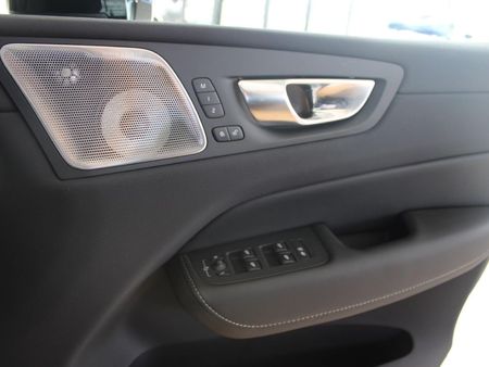 2025-Volvo-XC60-T8-Twin-Engine-Ultimate-Dark-AWD_25