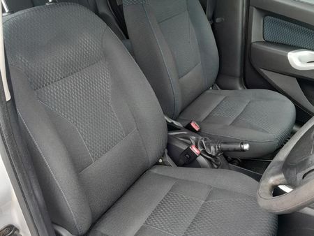 2014-Ford-Figo-14-Ambiente_9