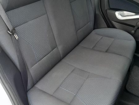 2014-Ford-Figo-14-Ambiente_10
