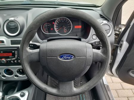 2014-Ford-Figo-14-Ambiente_11