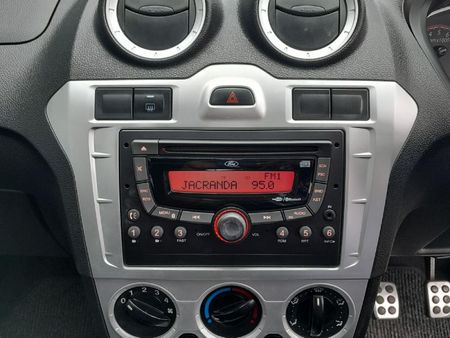 2014-Ford-Figo-14-Ambiente_12