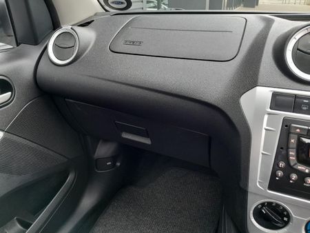 2014-Ford-Figo-14-Ambiente_14
