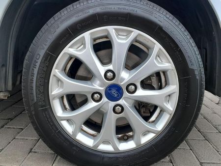 2014-Ford-Figo-14-Ambiente_16