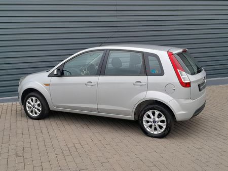 2014-Ford-Figo-14-Ambiente_4