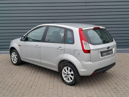 2014-Ford-Figo-14-Ambiente_5
