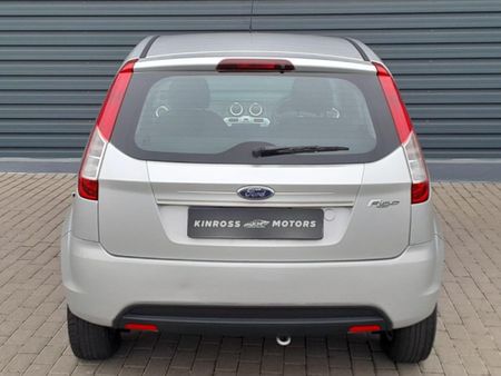 2014-Ford-Figo-14-Ambiente_7
