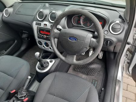 2014-Ford-Figo-14-Ambiente_8