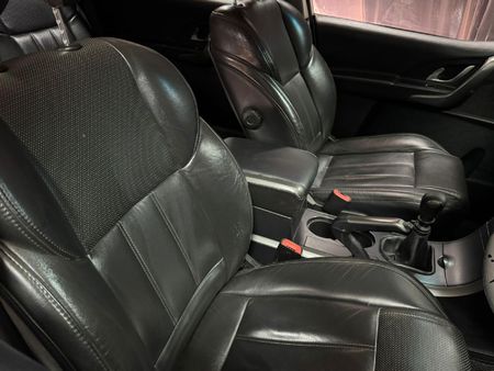 2016-Mahindra-XUV-500-22D-mHawk-7-seat-W8-AWD_1