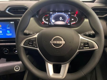 2025-Nissan-Magnite-10-Acenta_15