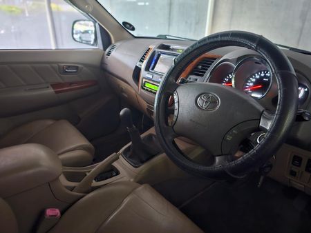 2010-Toyota-Fortuner-30-D-4D-Raised-Body_9