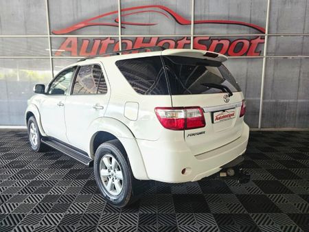 2010-Toyota-Fortuner-30-D-4D-Raised-Body_3