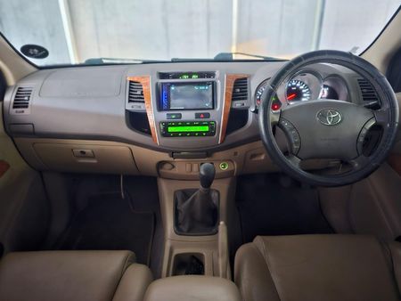2010-Toyota-Fortuner-30-D-4D-Raised-Body_7