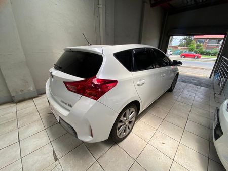 2013-Toyota-Auris-18-XR-HSD_4