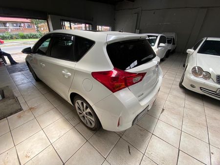 2013-Toyota-Auris-18-XR-HSD_5