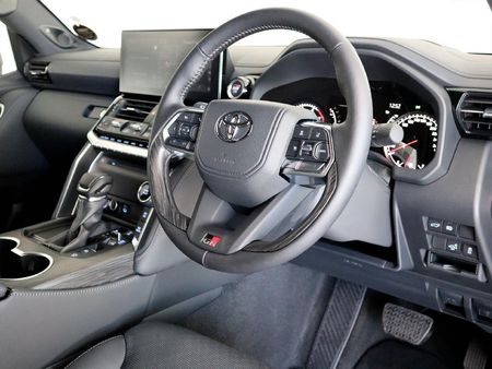 2025-Toyota-Land-Cruiser-300-V6-33-D-GR-S_10