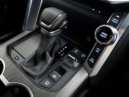 2025-Toyota-Land-Cruiser-300-V6-33-D-GR-S_11