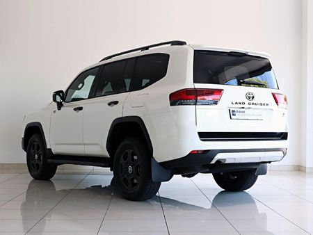2025-Toyota-Land-Cruiser-300-V6-33-D-GR-S_1