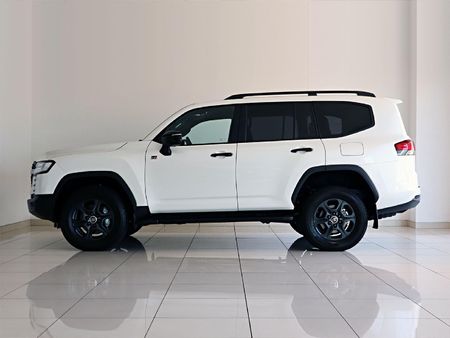 2025-Toyota-Land-Cruiser-300-V6-33-D-GR-S_5