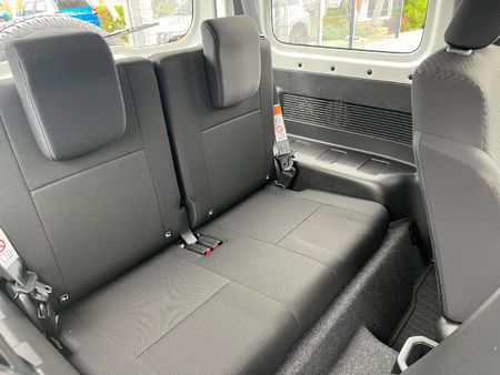 2026-Suzuki-Jimny-15-GLX_10