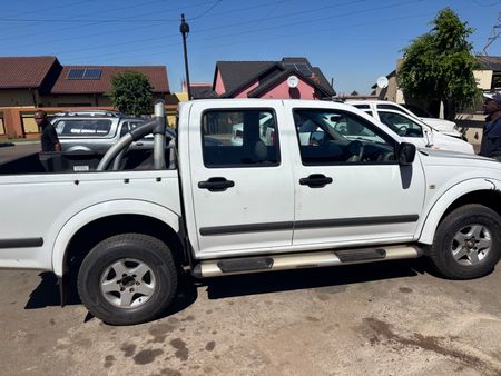 2004-Isuzu-KB-240i-Double-Cab-LE_2
