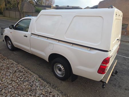 2015-Toyota-Hilux-25-D-4D-Single-Cab_4