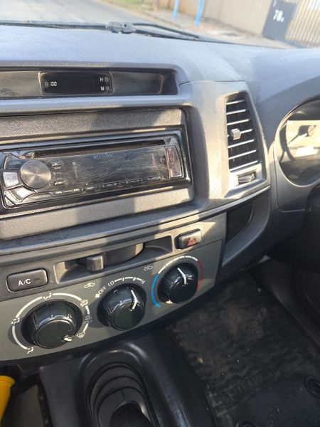 2015-Toyota-Hilux-25-D-4D-Single-Cab_6