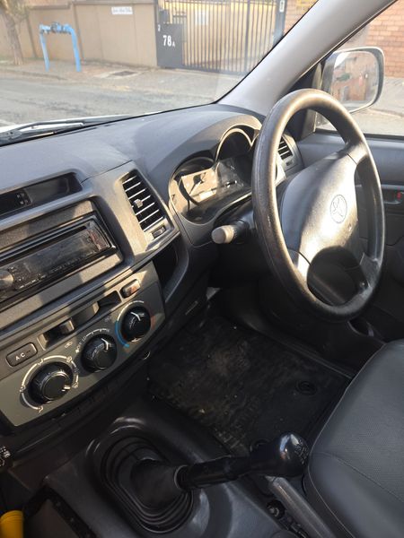 2015-Toyota-Hilux-25-D-4D-Single-Cab_7