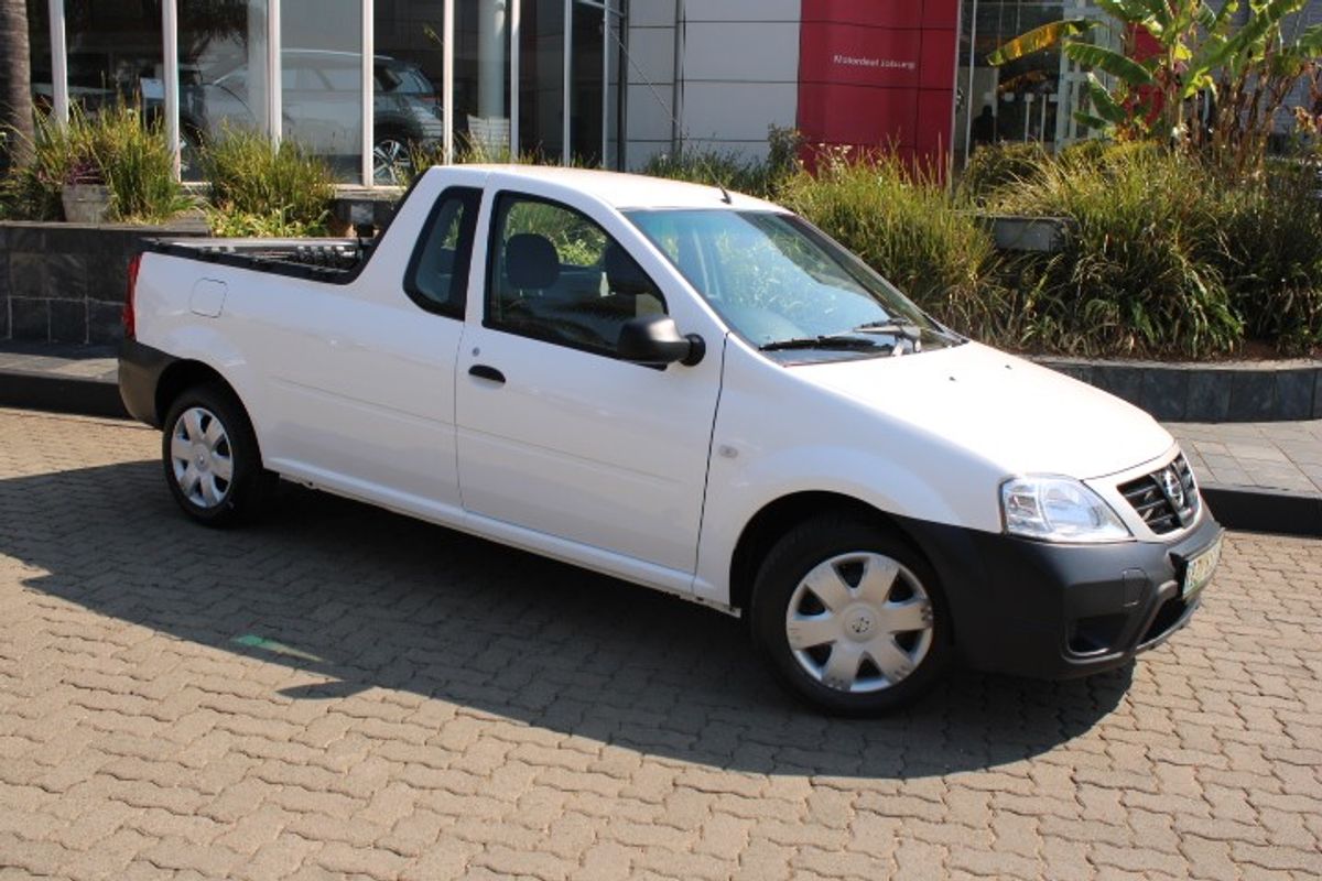 2022 Nissan NP200 1.6 A/C Safety Pack