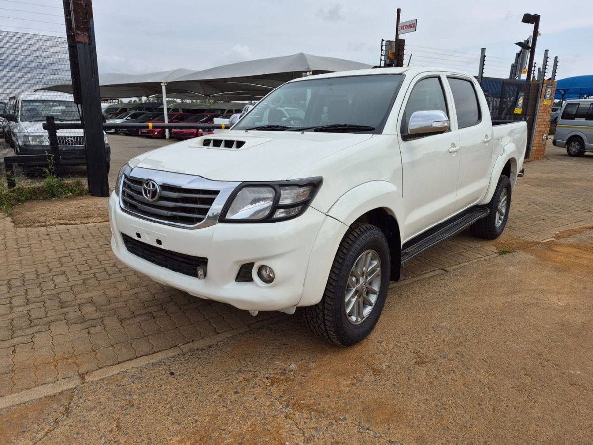 2015 Toyota Hilux 3.0 D-4D Legend 45 Raised Body Auto Double-Cab
