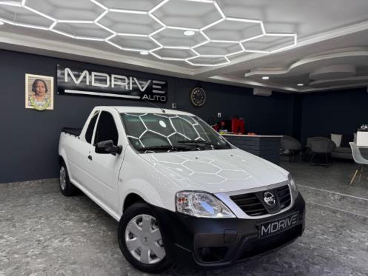 2023 Nissan NP200 1.6 A/C Safety Pack