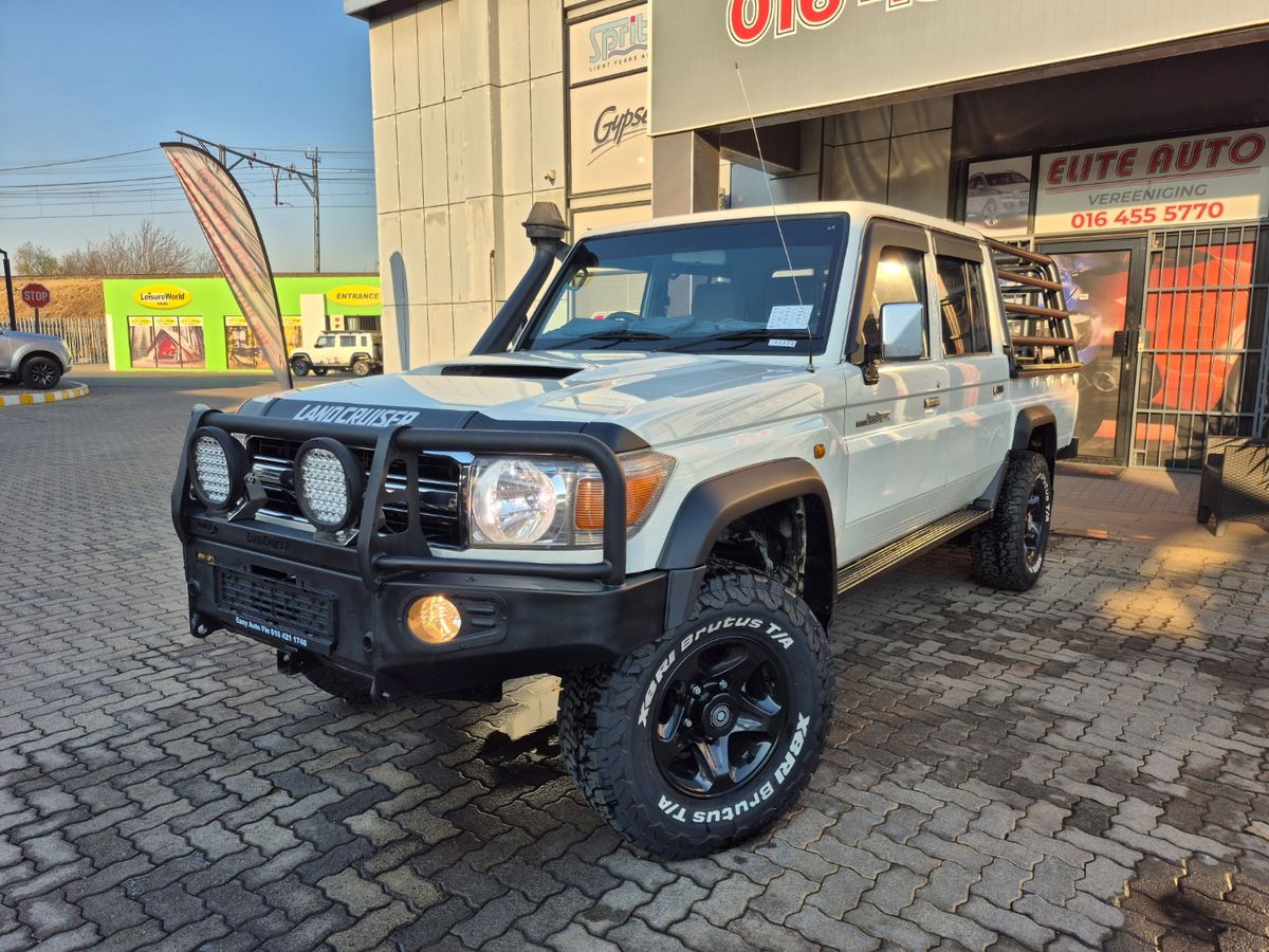 2015 Toyota Land Cruiser 79 4.5 D Double-Cab